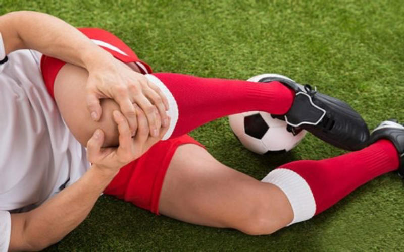 Cách phòng tránh đau đầu gối khi chơi bóng đá
