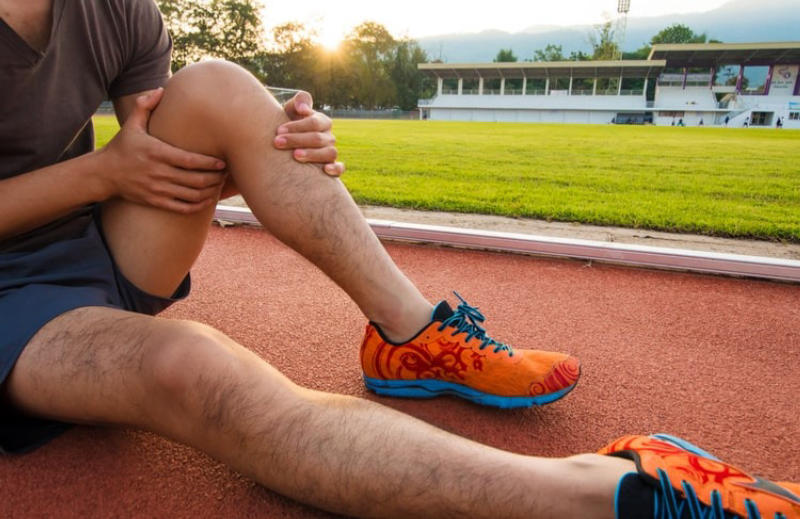 Dấu hiệu đau đầu gối khi chơi bóng đá
