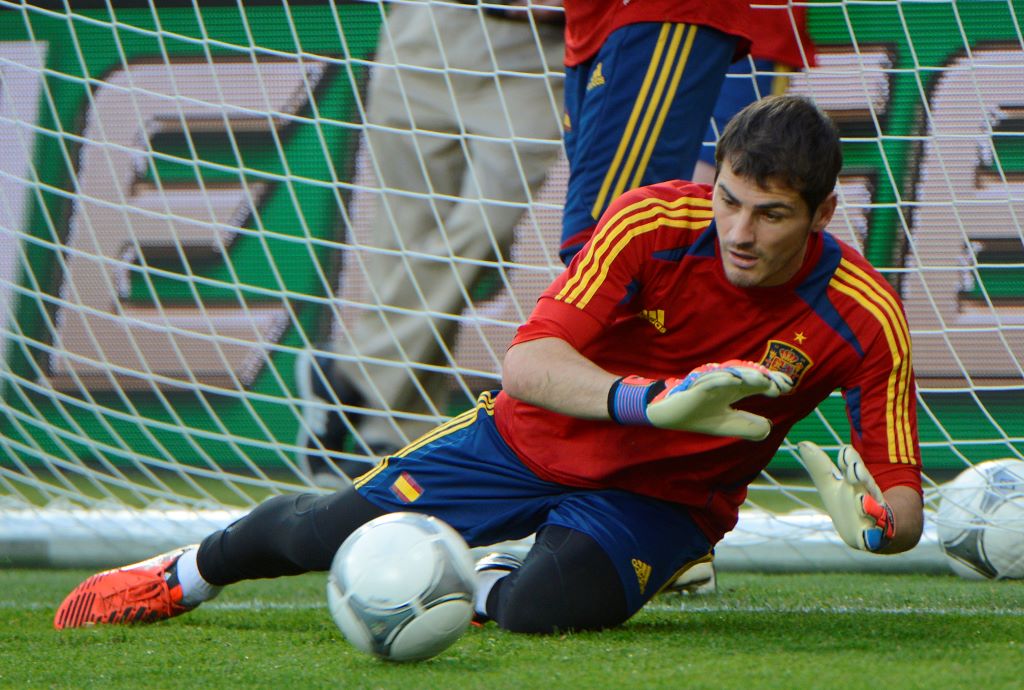Thủ môn huyền thoại Iker Casillas chính thức giải nghệ