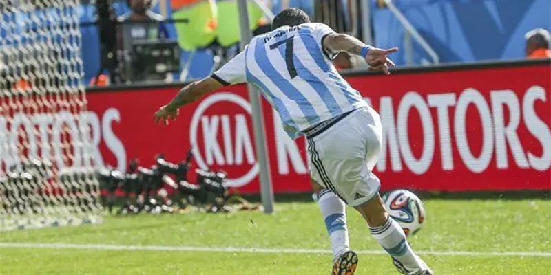 Rabona là gì - Một kỹ thuật đá bóng ứng biến và nghệ thuật
