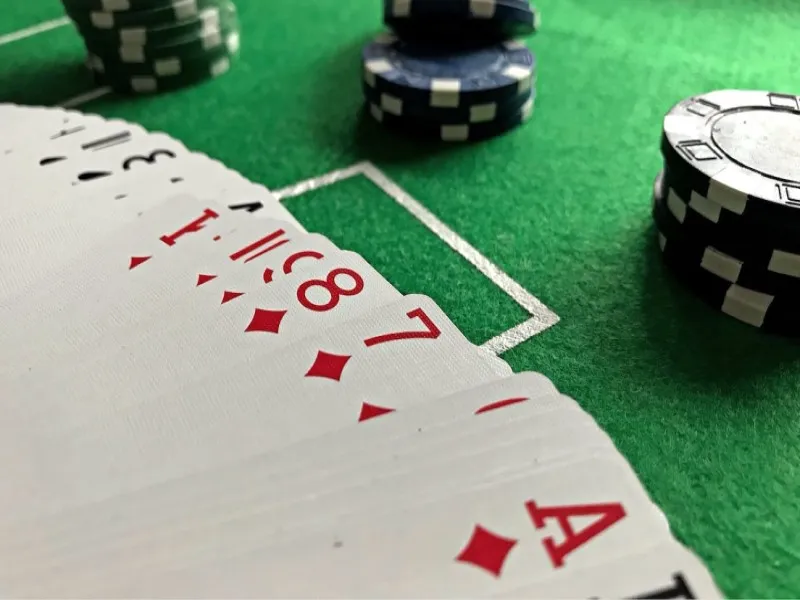 Hướng dẫn cách chia bài poker chuyên nghiệp như một người chơi chuyên nghiệp
