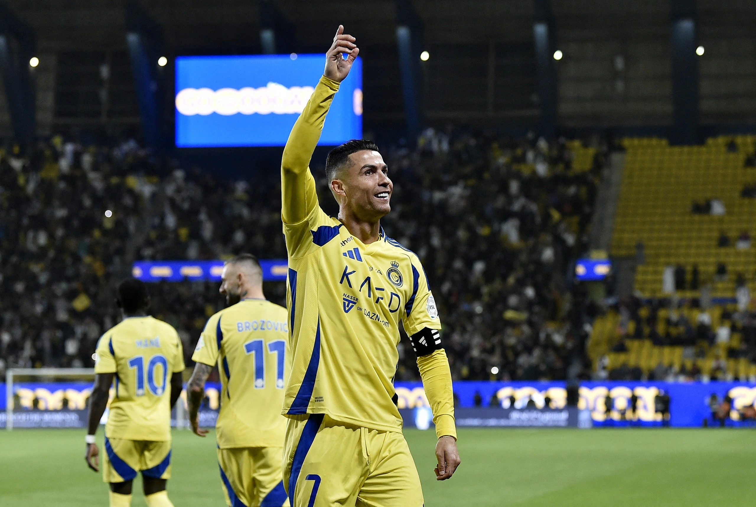 Ronaldo được trả lương cao nhất thế giới, bỏ xa Messi
