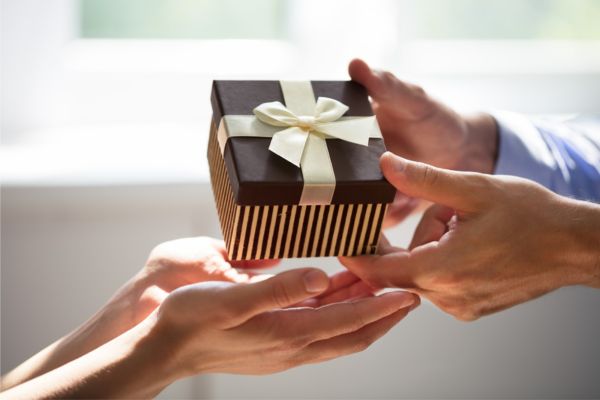 Top 20+ Gợi Ý Quà Tặng Chia Tay Đồng Nghiệp Ý Nghĩa