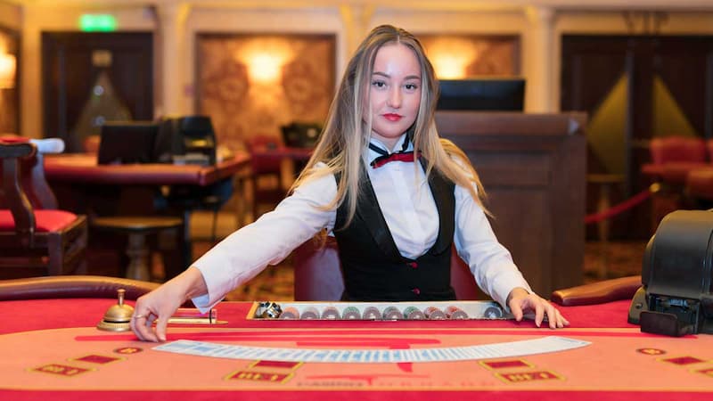 Người chia bài poker là gì? Những kỹ năng cần có của một người chia bài giỏi 2 Dealer poker là gì? Kỹ năng cần có của một dealer giỏi
