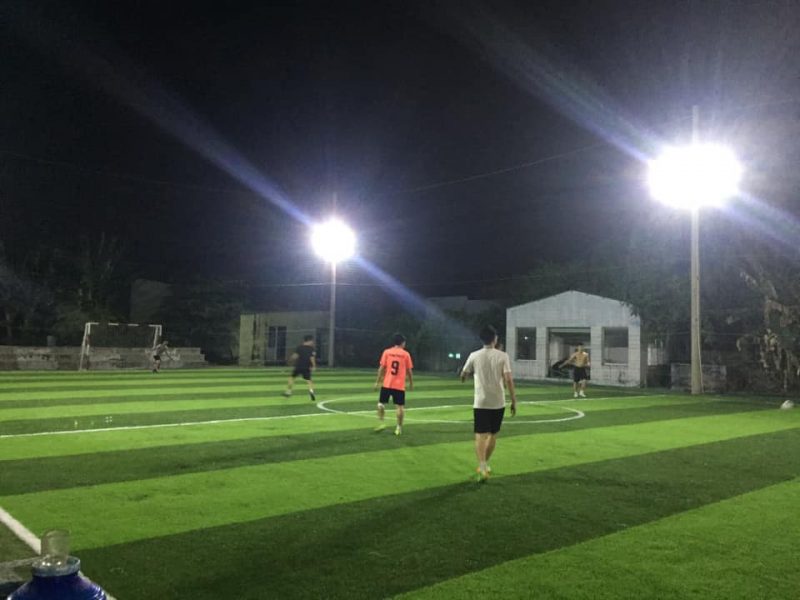 Thời gian chơi trên sân bóng đá 5 người là khoảng 30 phút mỗi hiệp. Kích thước sân bóng 5 người thường sẽ là bao nhiêu m2?