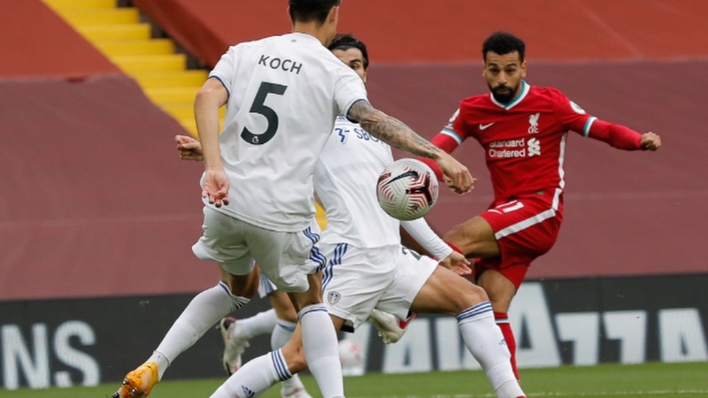 Tìm hiểu lỗi chạm tay trong bóng đá và lý do tranh cãi