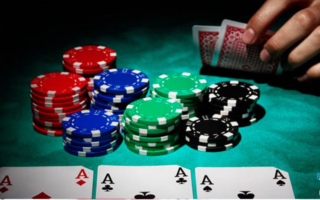 Quan sát đối thủ để đoán nước bài Catte