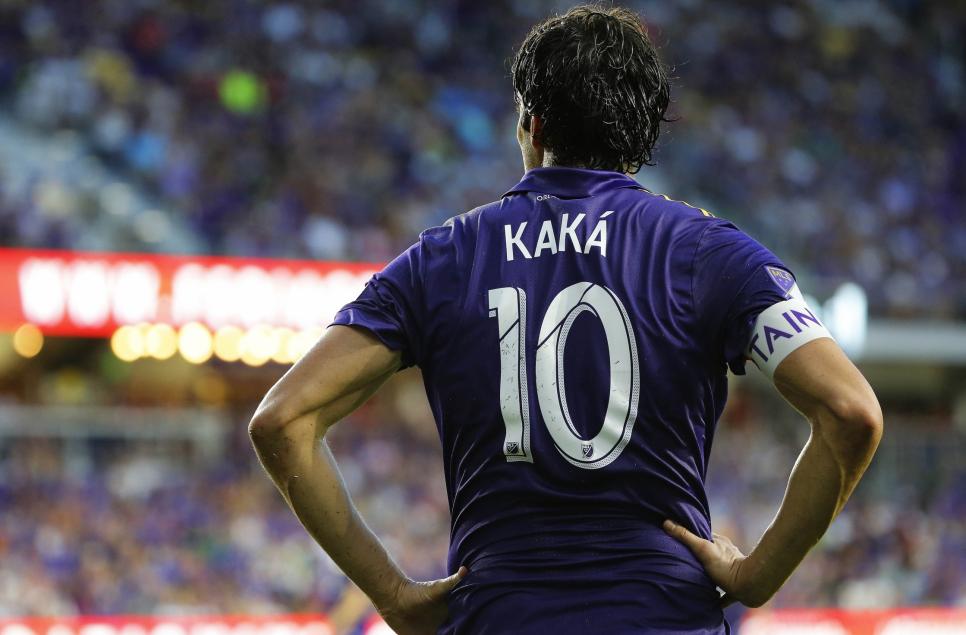 Cả sự nghiệp Kaka bỗng chốc thu bé lại vừa bằng 10 bức ảnh