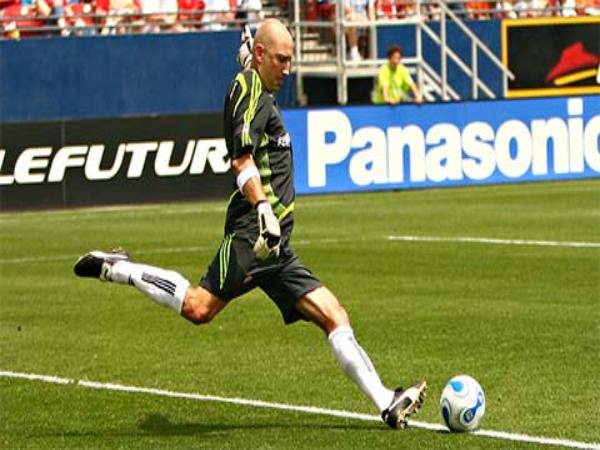 Tầm quan trọng của kỹ thuật phát bóng nhanh cho thủ môn