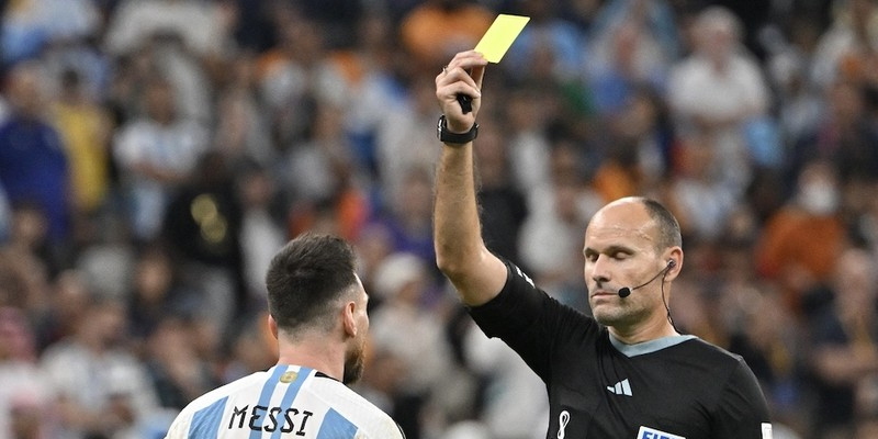 Thẻ vàng, thẻ đỏ trong bóng đá là gì? Mang ý nghĩa gì?