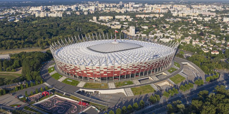 Sân vận động Quốc gia Ba Lan với thiết kế mái che vòm và màu sắc đỏ trắng ấn tượng