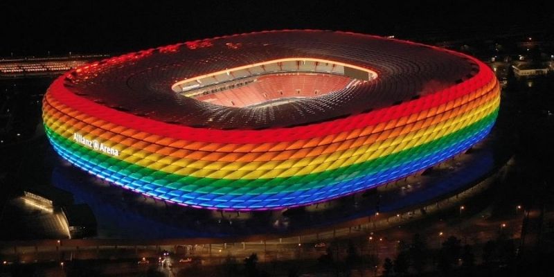 Sân vận động Allianz Arena phát sáng rực rỡ trong đêm với sắc đỏ đặc trưng